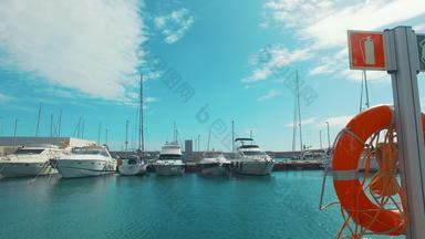 奢侈品游艇停车玛丽娜湾阳光明媚的一天白色现代游艇